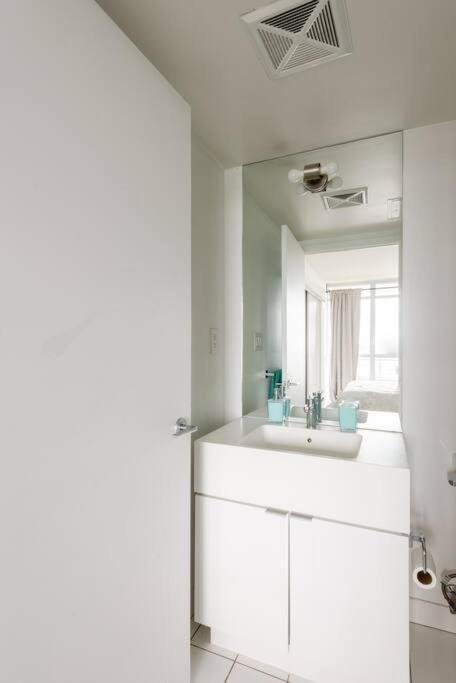 Stylish Downtown Lakeview Condo - One Free Parking 토론토 외부 사진