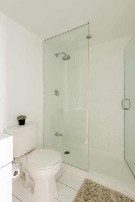Stylish Downtown Lakeview Condo - One Free Parking 토론토 외부 사진