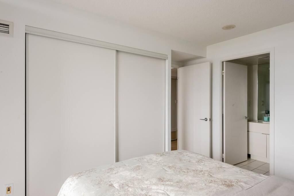 Stylish Downtown Lakeview Condo - One Free Parking 토론토 외부 사진
