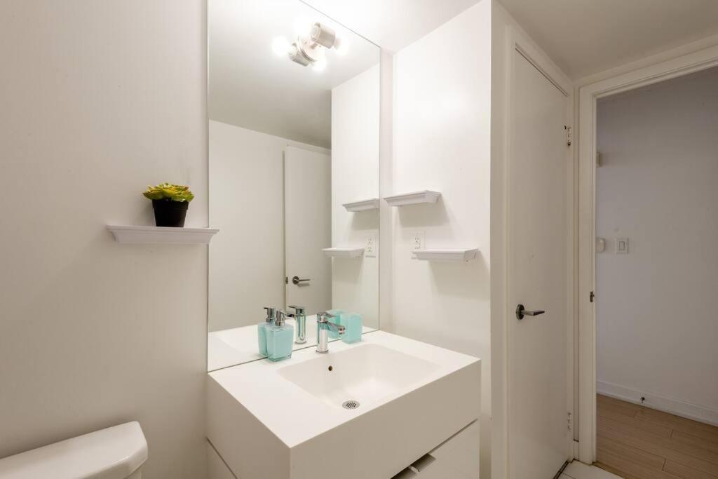 Stylish Downtown Lakeview Condo - One Free Parking 토론토 외부 사진