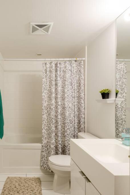 Stylish Downtown Lakeview Condo - One Free Parking 토론토 외부 사진