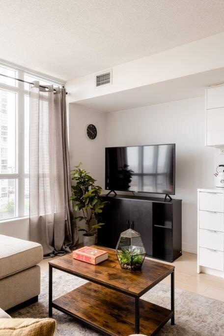 Stylish Downtown Lakeview Condo - One Free Parking 토론토 외부 사진
