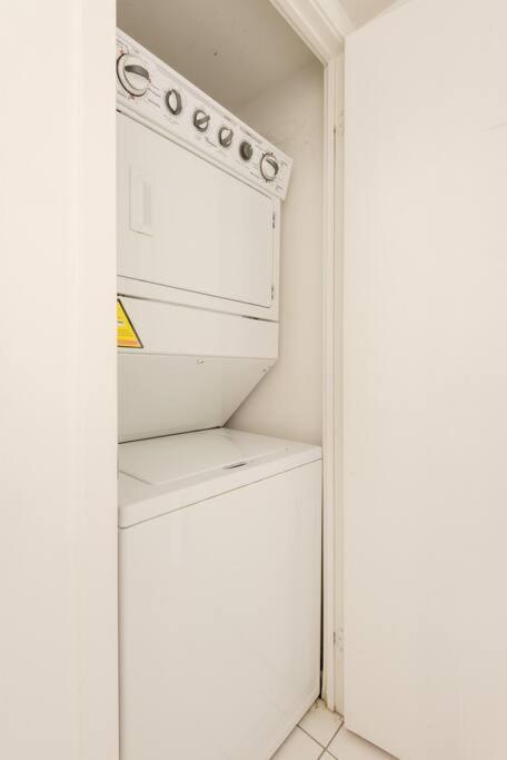 Stylish Downtown Lakeview Condo - One Free Parking 토론토 외부 사진