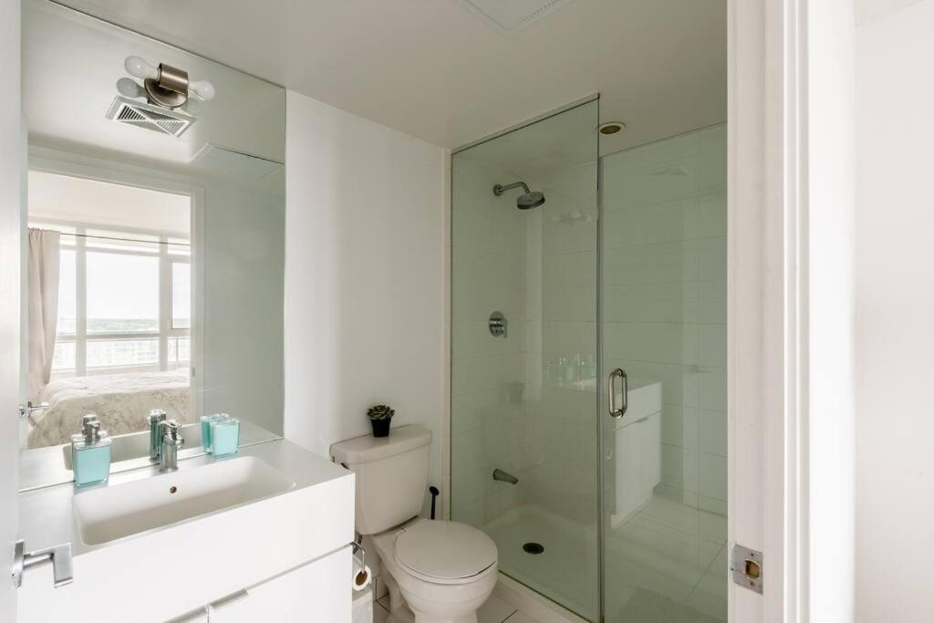 Stylish Downtown Lakeview Condo - One Free Parking 토론토 외부 사진