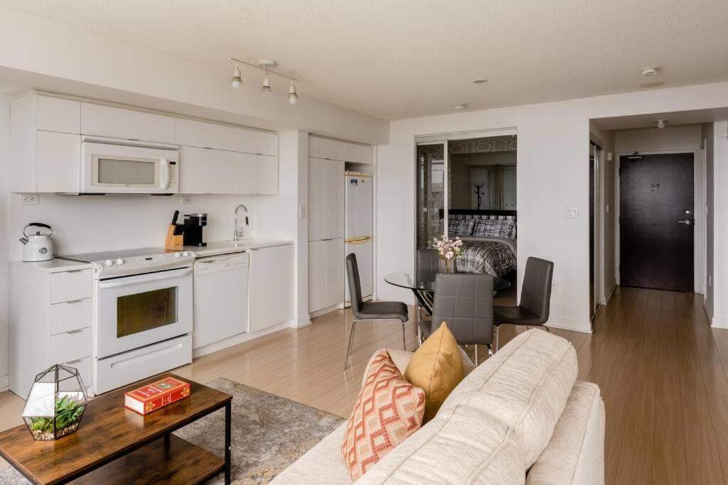 Stylish Downtown Lakeview Condo - One Free Parking 토론토 외부 사진