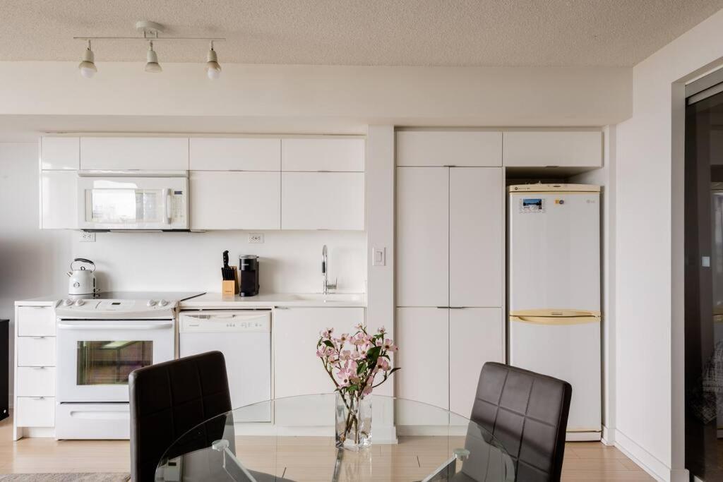 Stylish Downtown Lakeview Condo - One Free Parking 토론토 외부 사진