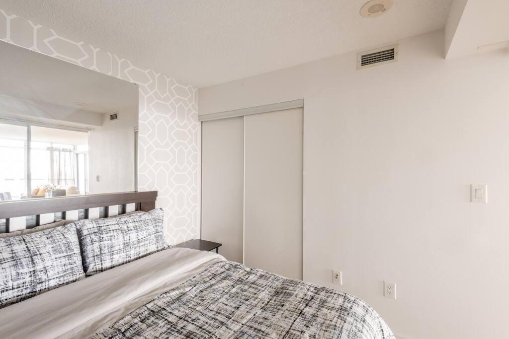 Stylish Downtown Lakeview Condo - One Free Parking 토론토 외부 사진