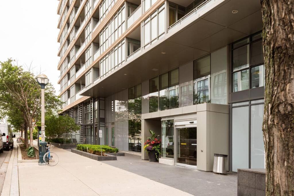 Stylish Downtown Lakeview Condo - One Free Parking 토론토 외부 사진