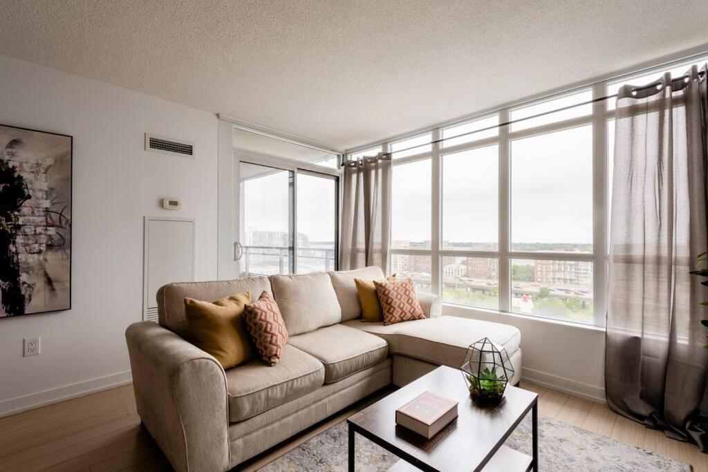 Stylish Downtown Lakeview Condo - One Free Parking 토론토 외부 사진