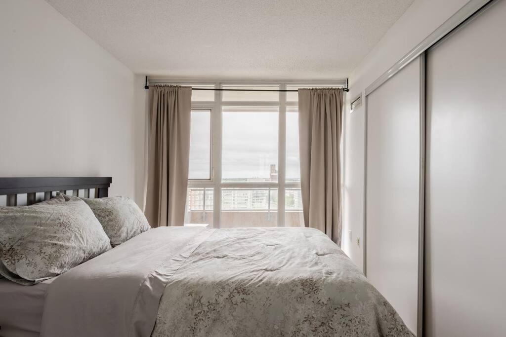 Stylish Downtown Lakeview Condo - One Free Parking 토론토 외부 사진