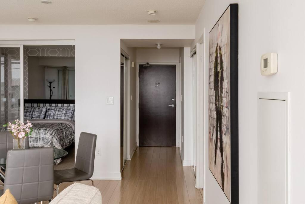 Stylish Downtown Lakeview Condo - One Free Parking 토론토 외부 사진