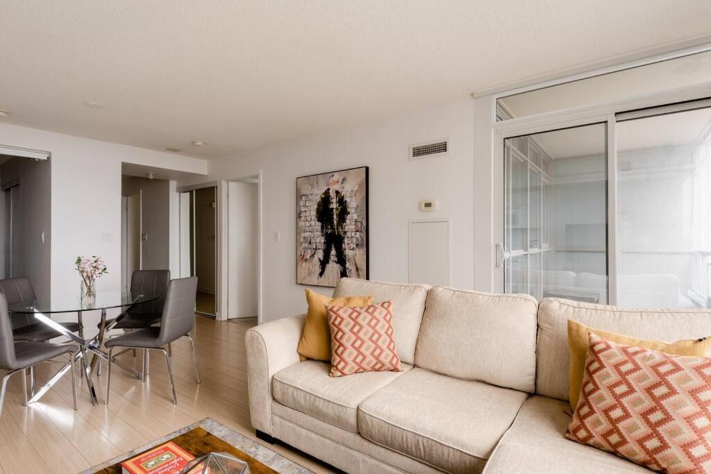 Stylish Downtown Lakeview Condo - One Free Parking 토론토 외부 사진