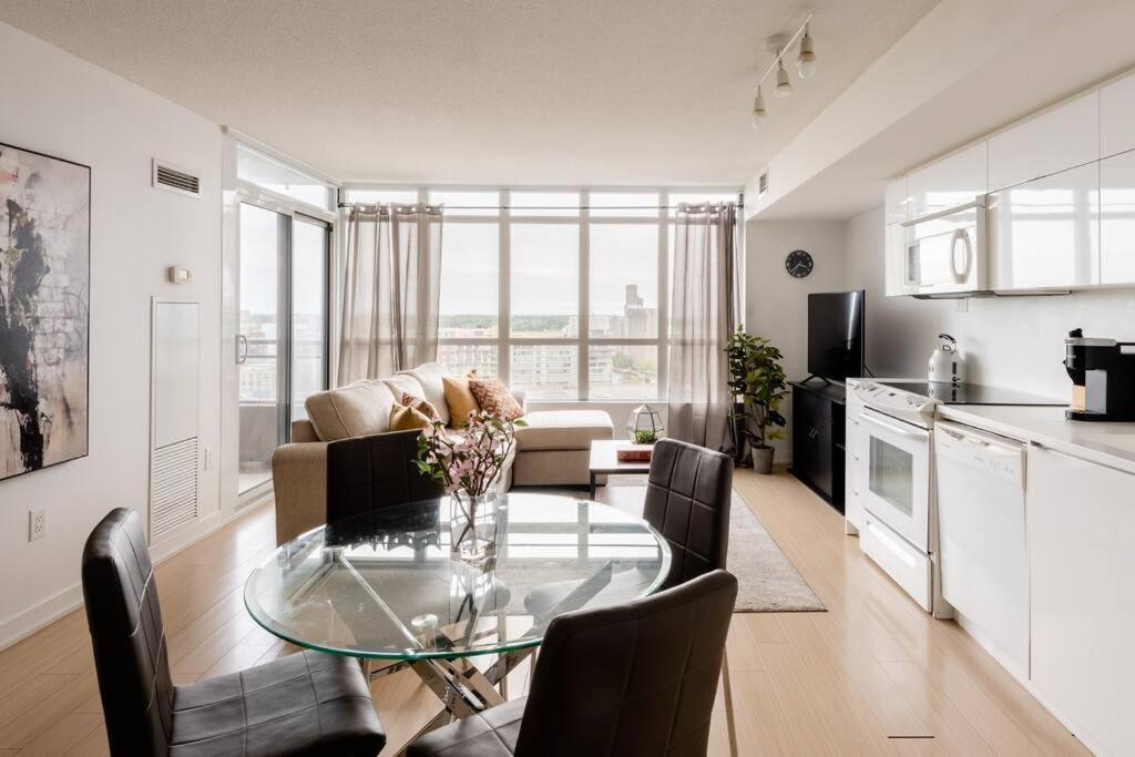 Stylish Downtown Lakeview Condo - One Free Parking 토론토 외부 사진