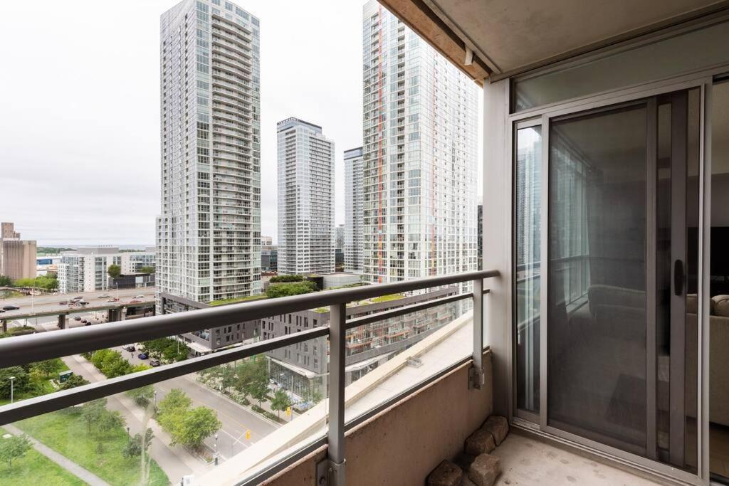 Stylish Downtown Lakeview Condo - One Free Parking 토론토 외부 사진