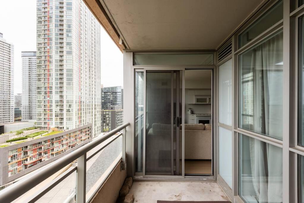 Stylish Downtown Lakeview Condo - One Free Parking 토론토 외부 사진