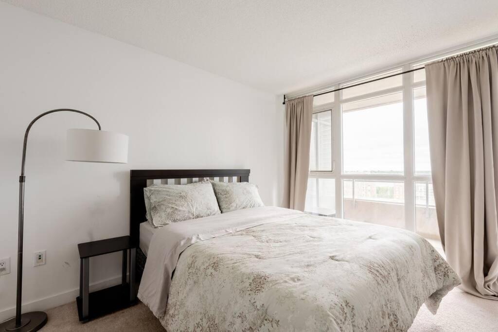 Stylish Downtown Lakeview Condo - One Free Parking 토론토 외부 사진