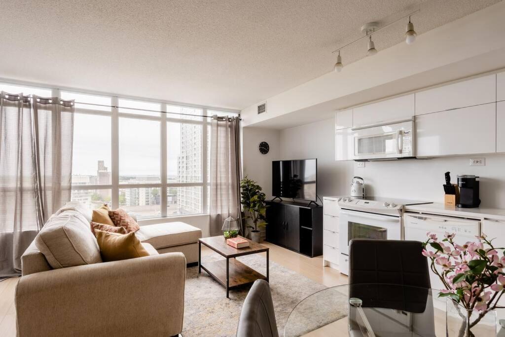 Stylish Downtown Lakeview Condo - One Free Parking 토론토 외부 사진