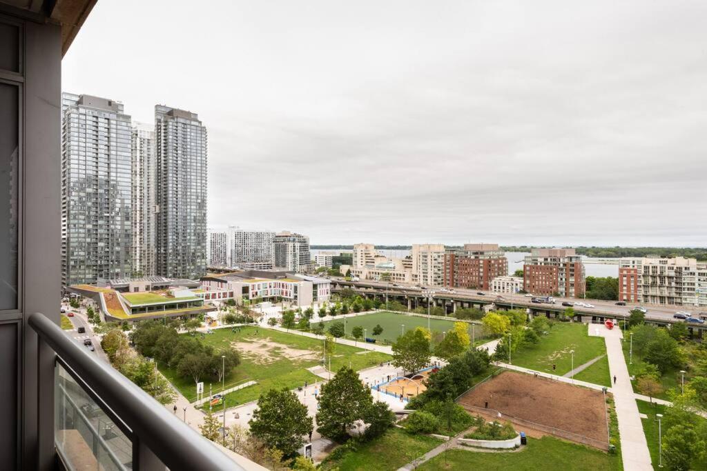 Stylish Downtown Lakeview Condo - One Free Parking 토론토 외부 사진